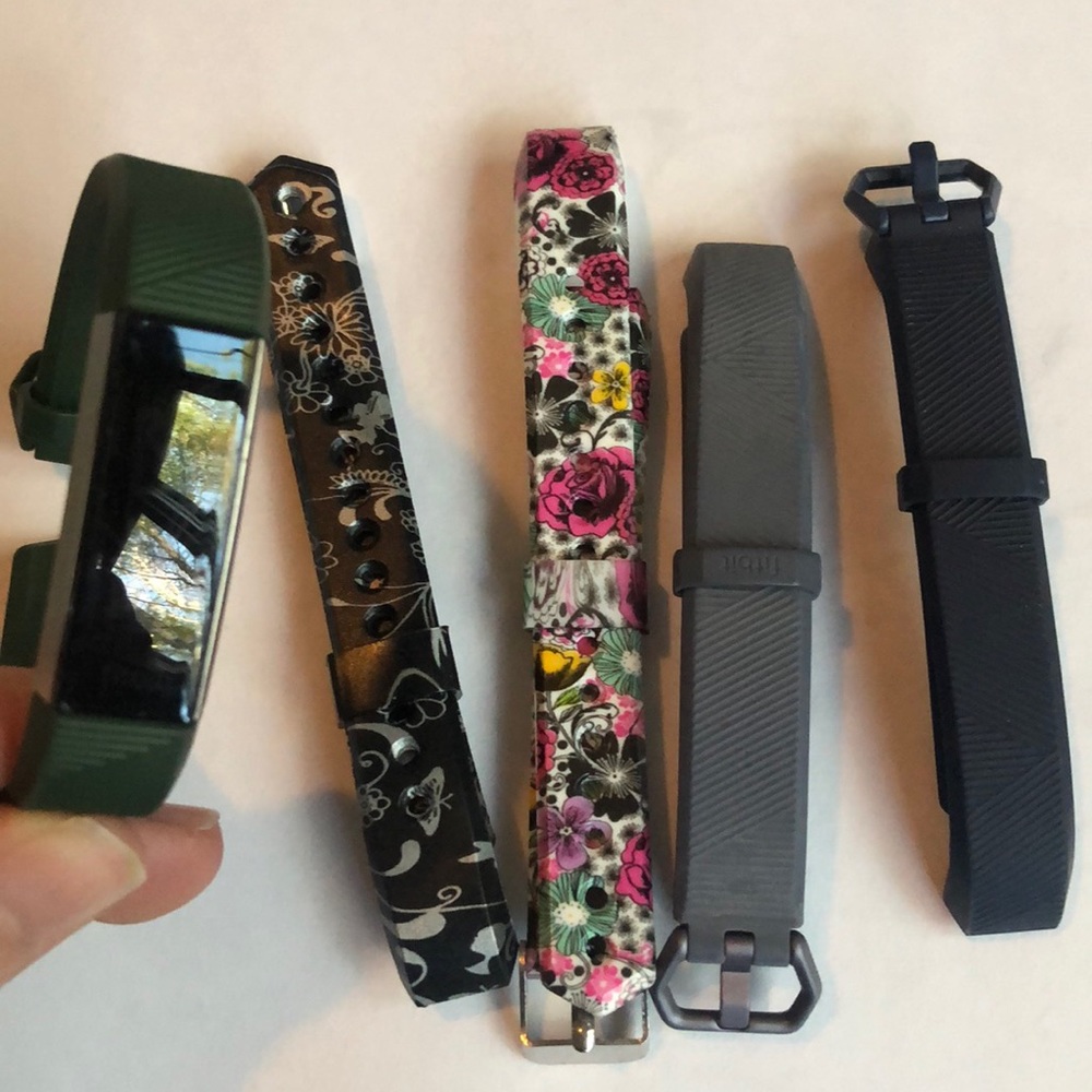 FitBit Alta HR w/ 10 bands & charging cable